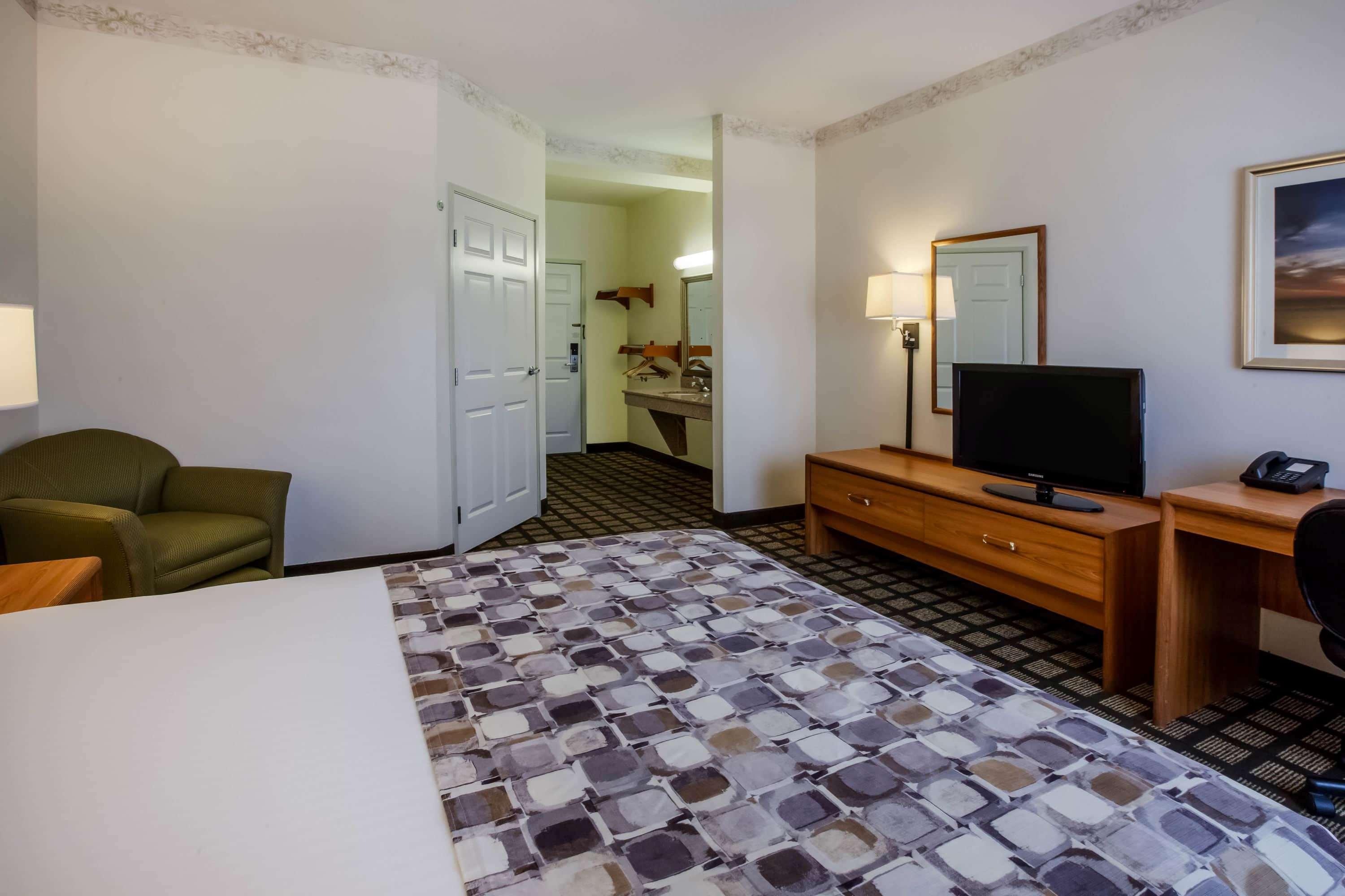 Baymont By Wyndham Mackinaw City Exterior photo